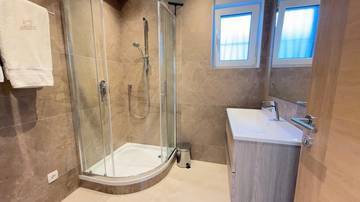 Thumbnail von Modern villa with heated pool, elevator, and panoramic sea view