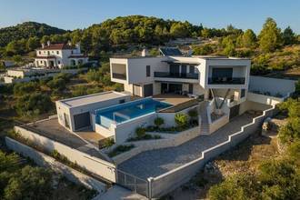 Thumbnail von Modern villa with heated pool, elevator, and panoramic sea view