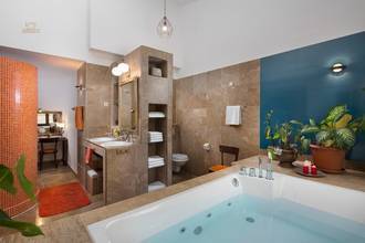 Thumbnail von Property with panoramic sea view, swimming pool, and olive grove