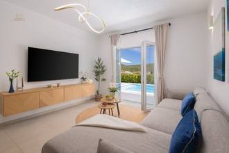Thumbnail von Modern villa with swimming pool and large terrace