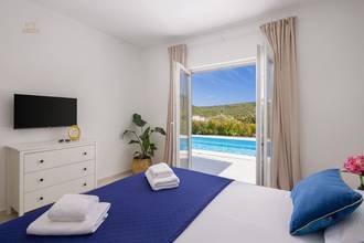 Thumbnail von Modern villa with swimming pool and large terrace