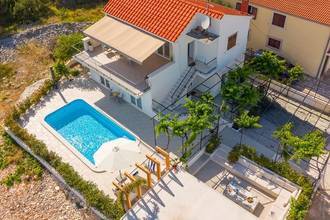Thumbnail von Modern villa with swimming pool and large terrace
