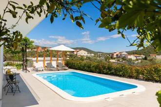 Thumbnail von Modern villa with swimming pool and large terrace