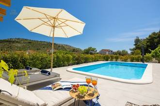 Thumbnail von Modern villa with swimming pool and large terrace
