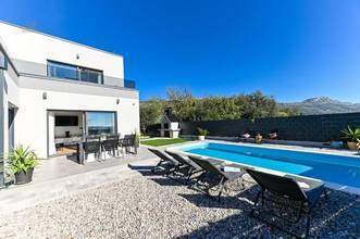 Thumbnail von Modern villa with swimming pool and sea view