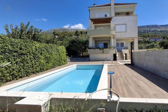 Haus mit Swimmingpool und Meerblick in Strandnähe