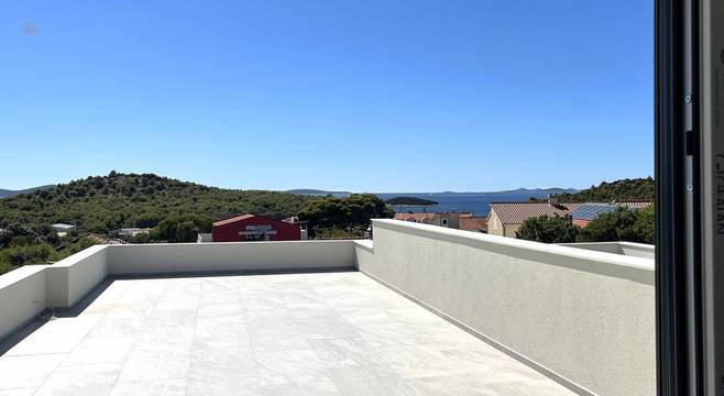 New build apartment on two floors with roof terrace and sea view
