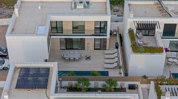 Thumbnail von Modern, luxuriously furnished villa with swimming pool and sea view