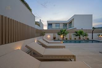 Thumbnail von Modern, luxuriously furnished villa with swimming pool and sea view