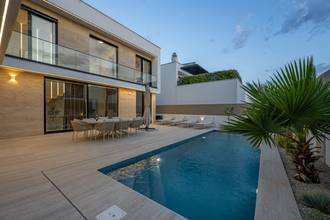 Thumbnail von Modern, luxuriously furnished villa with swimming pool and sea view