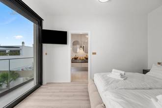 Thumbnail von Modern, luxuriously furnished villa with swimming pool and sea view