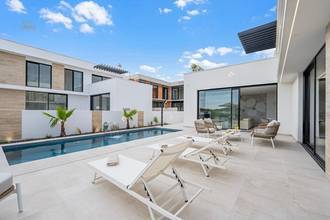 Thumbnail von Modern villa with pool and sea view