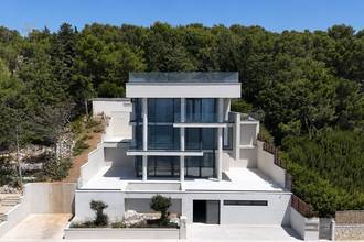 Thumbnail von Modern luxury villa in first line with swimming pool and sea view