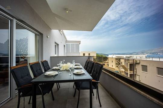 Luxurious penthouse with pool and sea view