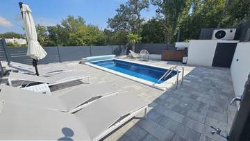 Thumbnail von Modern apartment with heated pool, garden, and sea view
