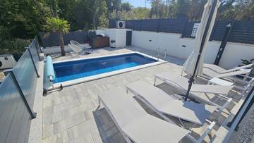 Thumbnail von Modern apartment with heated pool, garden, and sea view