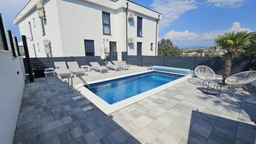 Thumbnail von Modern apartment with heated pool, garden, and sea view