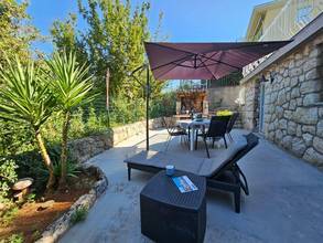 Furnished ground-floor apartment with a large terrace just 80 meters from the beach