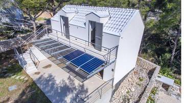 Thumbnail von Charming house with sea view in a quiet bay, only 90 meters to the sea