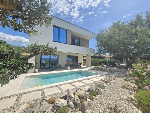 Moderne VIlla mit Pool in ruhiger Lage