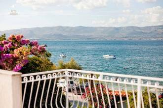 House with two residential units, garden, and sea view just a few meters from the sea
