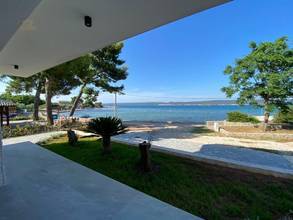Ground floor apartment in first line to the sea with terrace and garden