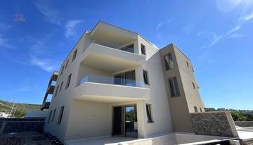 Newly built apartment with sea view, covered terrace, and storage room, 650 meters to the beach