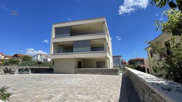 Newly built penthouse with panoramic views of the sea and city, elevator, and two parking spaces.