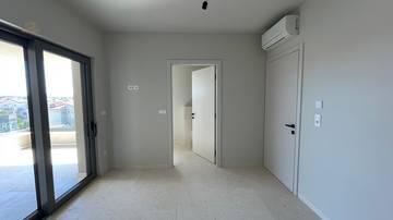 Thumbnail von Newly built penthouse with panoramic views of the sea and city, elevator, and two parking spaces.