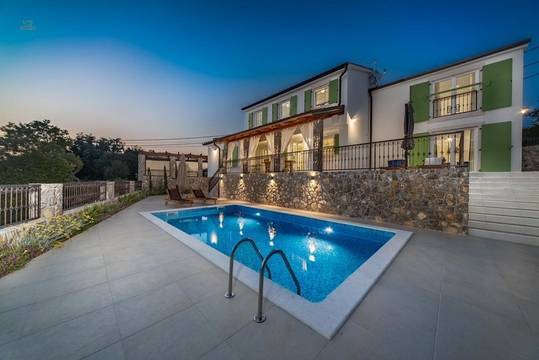 Hochwertiges Steinhaus mit Swimmingpool und Meerblick