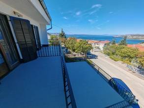 Thumbnail von Semi-detached house with two apartments, two garages, and sea view