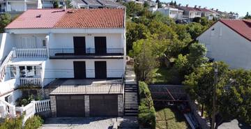 Thumbnail von Semi-detached house with two apartments, two garages, and sea view