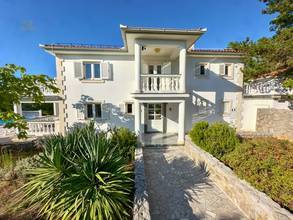 Thumbnail von Spacious villa with swimming pool, private tennis court, and sea view