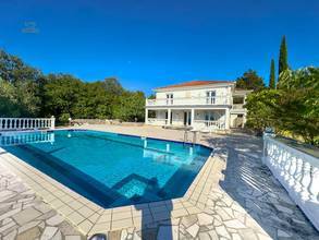 Thumbnail von Spacious villa with swimming pool, private tennis court, and sea view