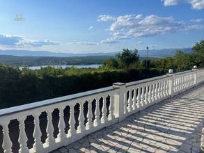 Thumbnail von Spacious villa with swimming pool, private tennis court, and sea view