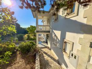 Thumbnail von Spacious villa with swimming pool, private tennis court, and sea view