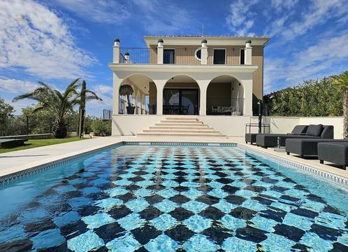 Luxuriöse Neubauvilla mit Pool, Sauna und Panoramablick auf das Meer