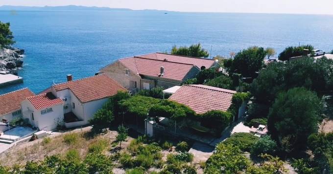 Mediterranes Haus mit zwei Wohneinheiten und großem Garten, nur 35 Meter vom Strand
