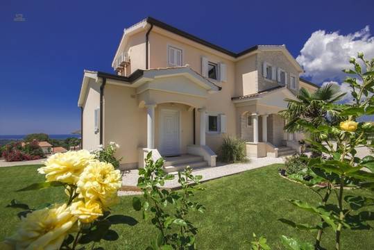 Charmante Villa mit Swimmingpool und Meerblick