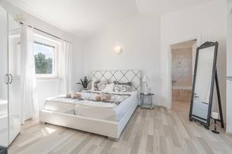 Thumbnail von Charming villa with swimming pool and sea view