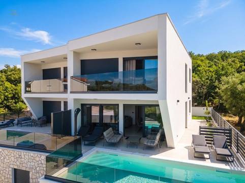 Moderne Doppelhaushälfte mit Pool und Meerblick