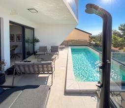 Thumbnail von Modern semi-detached house with pool and sea view