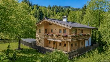 Tyrolean house with over 3,800 m² of land in an idyllic quiet location