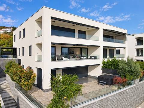 Wohnung mit überdachter Terrasse und Panoramablick aufs Meer