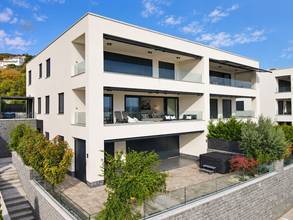 Wohnung mit überdachter Terrasse und Panoramablick aufs Meer