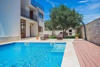 Luxurious house with heated pool, four residential units, and sea view