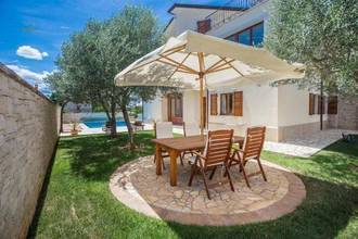 Thumbnail von Luxurious house with heated pool, four residential units, and sea view