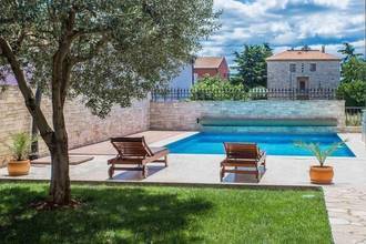 Thumbnail von Luxurious house with heated pool, four residential units, and sea view
