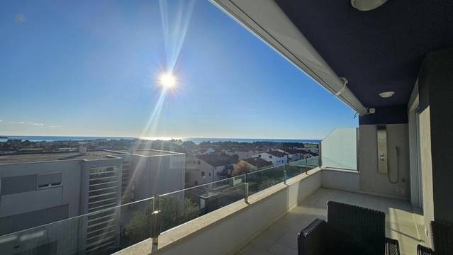 Moderne und möblierte Wohnung mit Meerblick