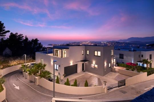Moderne Villa mit Innenpool, Wellnessbereich und Meerblick